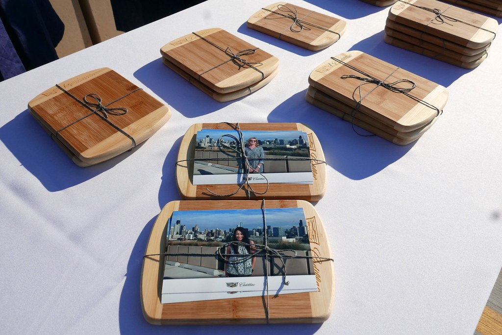 Tagliere in legno con dedica personalizzata incisa al laser.
